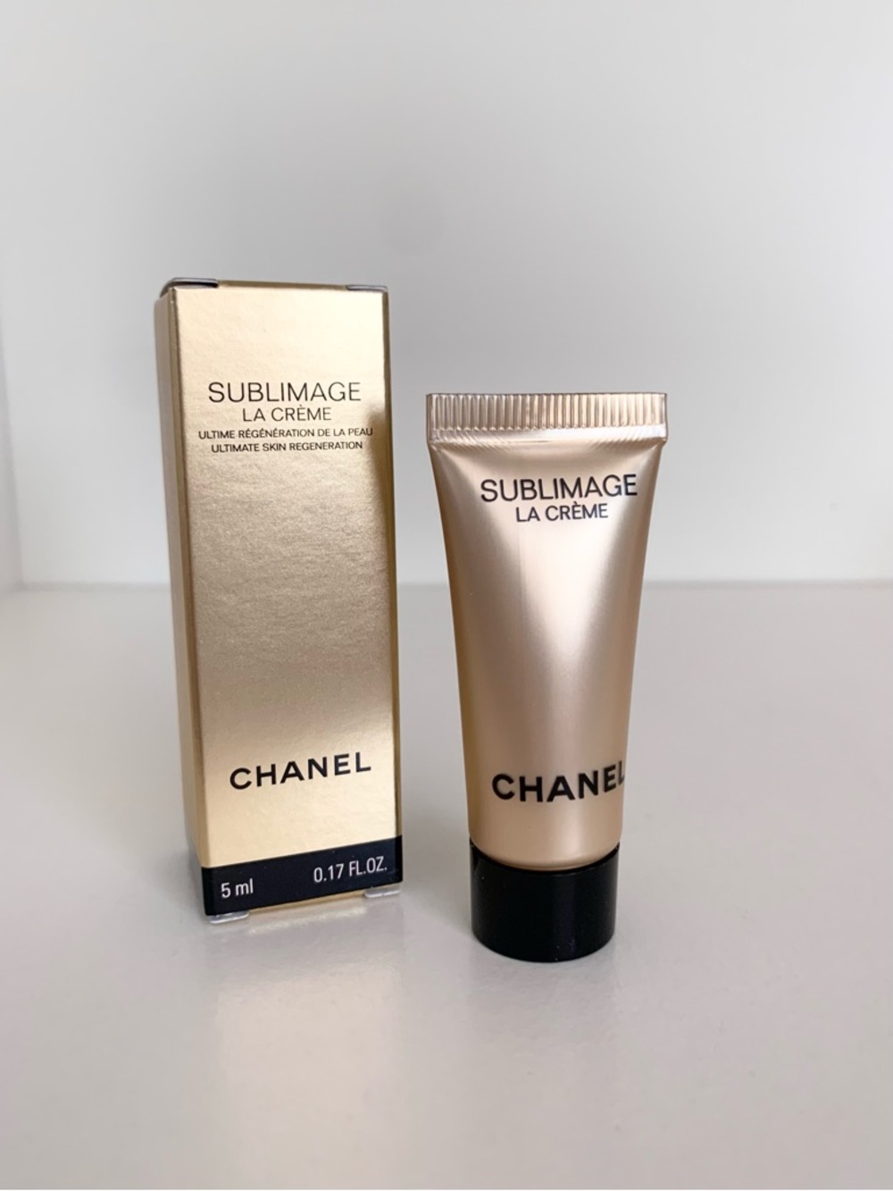 Hold  CHANEL anti aging cream Sublimage La Crème